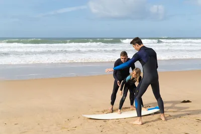 Clase de surf en la orilla